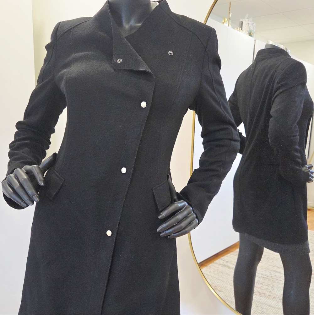 RIANI Black Wool Blazer Light Coat – Size 8 – Made in Poland – Partially Lined
